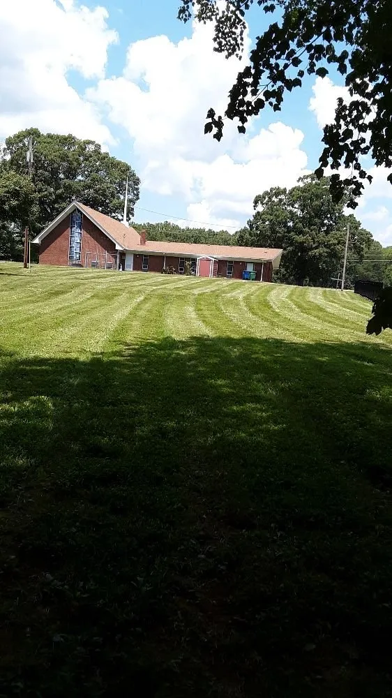 Local lawn mowing service for homes in Reidsville, NC by Hanks Lawncare