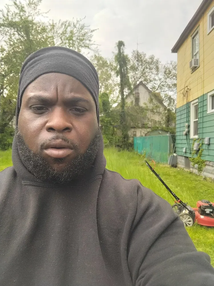 Top-rated yard cleanup service for homes in Cleveland, OH by Hannah's Help Service