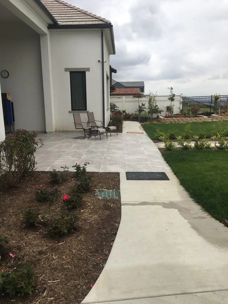 Local lawn mowing service for residential properties across Los Angeles, CA - Harbor City Mantenance and Landscape