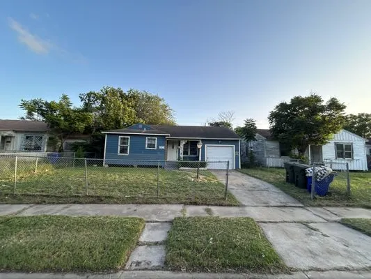 Harbor Lawn Care Logo