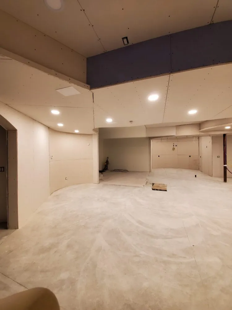 Trusted lawn care service for residential properties in Akron, OH by Hard Working Young Men