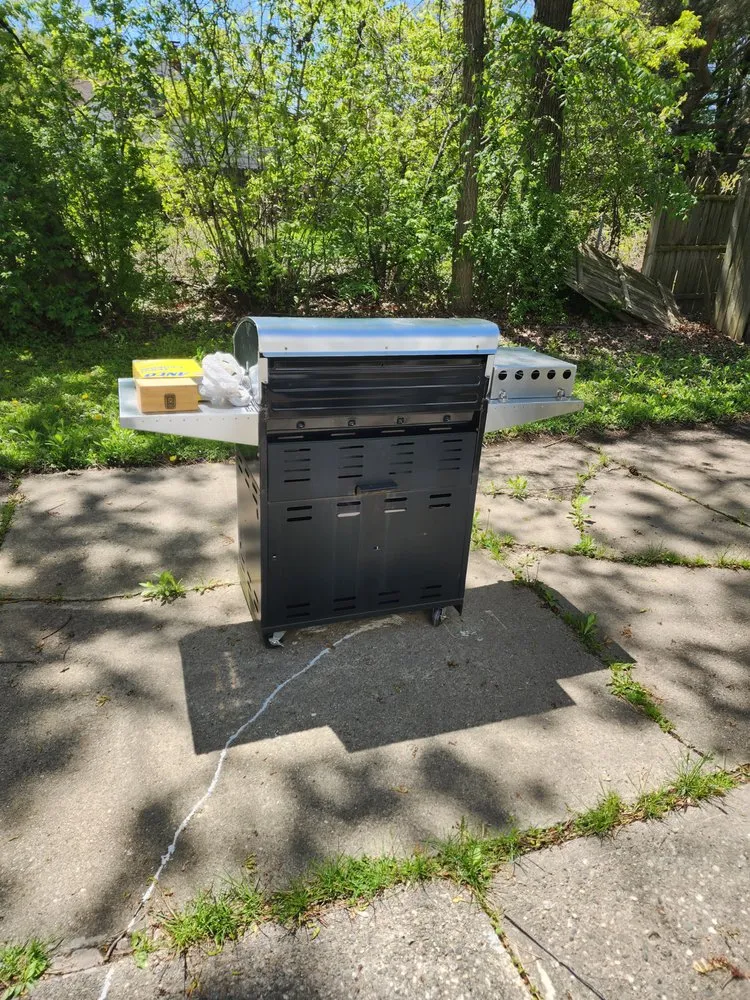 Reliable lawn care service experts serving Flint, MI - Hardcore Moving