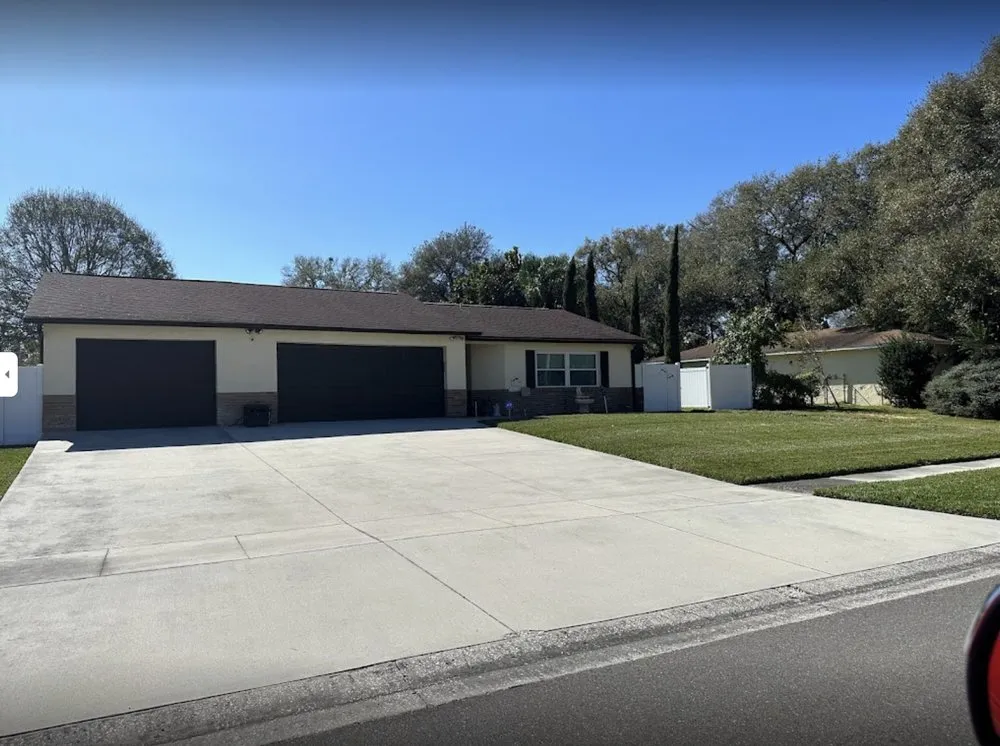 Top-rated yard cleanup service for year-round maintenance in Brandon, FL by Hardin Diamond Cut Lawn Care of Brandon FL