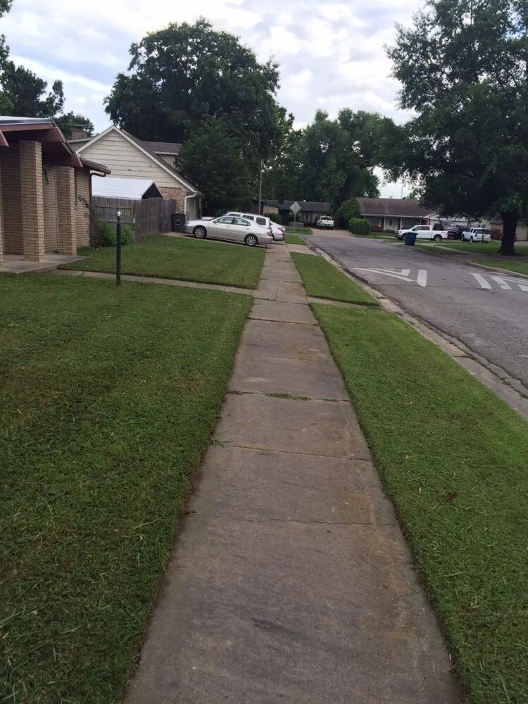 Custom lawn care service for beautiful yards in Tulsa, OK by Harding lawn care