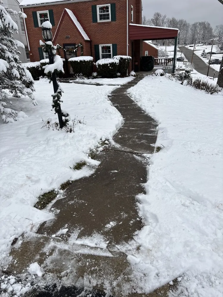 Reliable yard maintenance in Pleasant Hills, PA by Hardline Landscaping