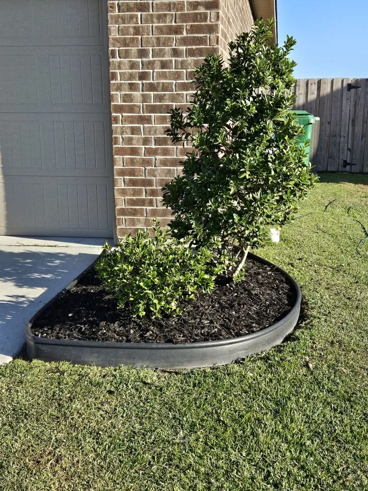 Custom lawn mowing service experts serving Zachary, LA - Hardy Lawn Care Service