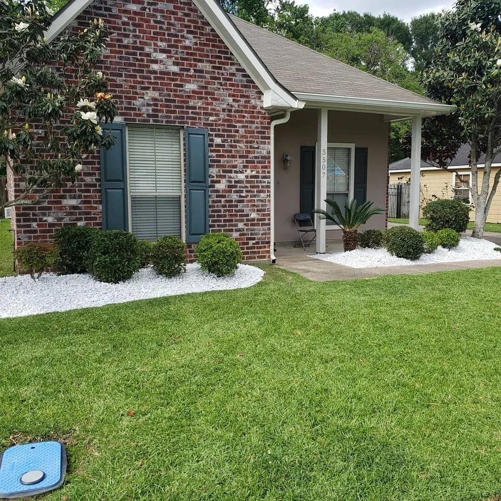 Professional yard cleanup service for beautiful yards in Zachary, LA by Hardy Lawn Care Service