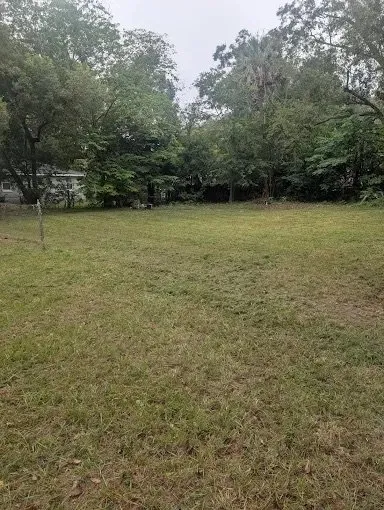 Expert yard maintenance for residential properties in Jacksonville, FL by Harmoni Home Sevices