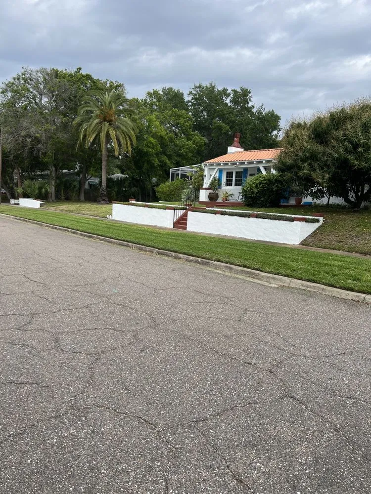 Custom yard cleanup service for beautiful yards in Tampa Bay, FL by Harris and Grandosn  Lawncare