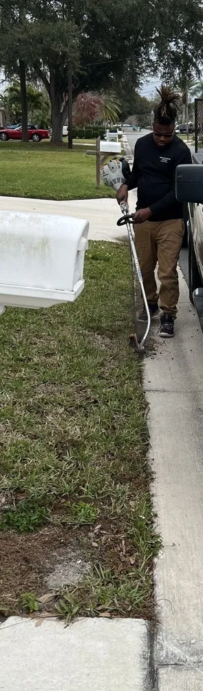 Professional garden landscaping in Tampa Bay, FL by Harris and Grandosn  Lawncare