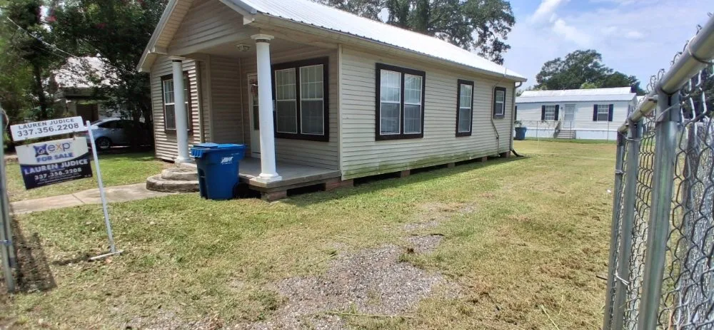 Custom yard cleanup service in Saint Martinville, LA by Hauling Grass Outdoor Services