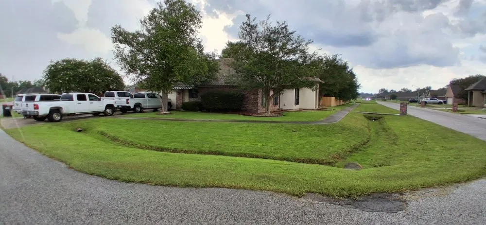 Trusted lawn mowing service experts serving Saint Martinville, LA - Hauling Grass Outdoor Services