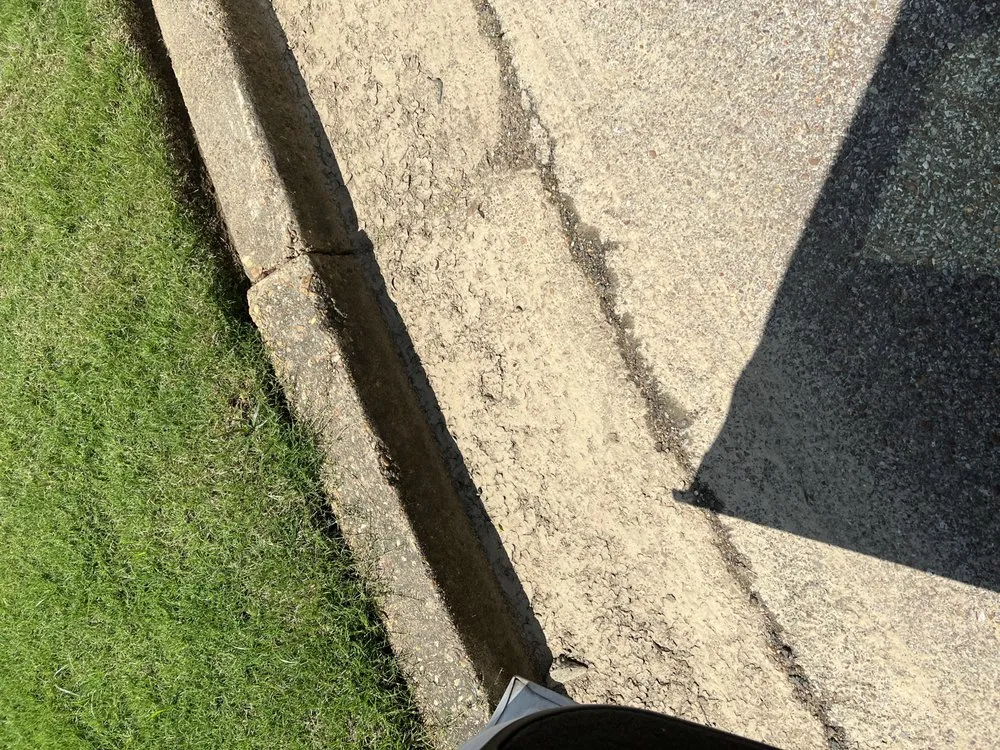 Local lawn care service experts serving Holly Springs, MS - Hawkins Lawn Service