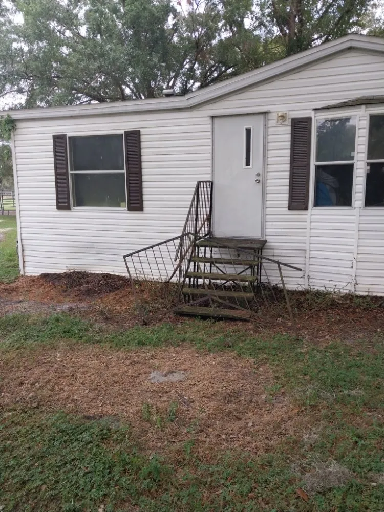 Reliable yard cleanup service in NEW PRT RCHY, FL by Hawks Unlimited Services
