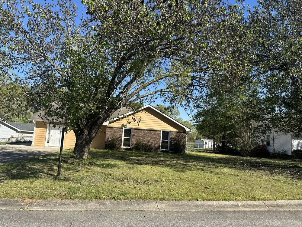 Trusted lawn care service with custom design across Byron, GA - Hayes Lawn Care