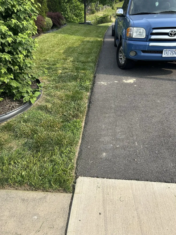 Reliable lawn care service experts serving Fredericksburg, VA - H&C Services