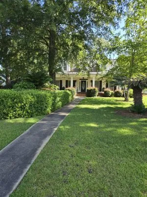 Hedge N Edge Lawn Logo