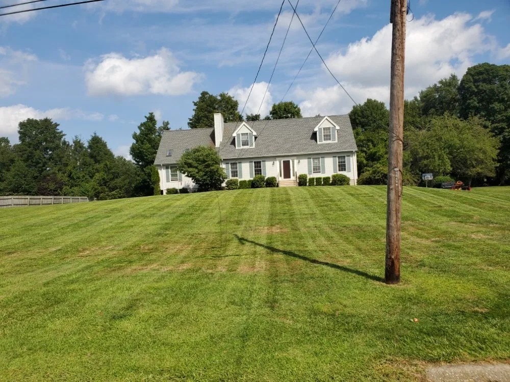 Top-rated garden landscaping in New Fairfield, CT by Hedges And Edges Landscaping