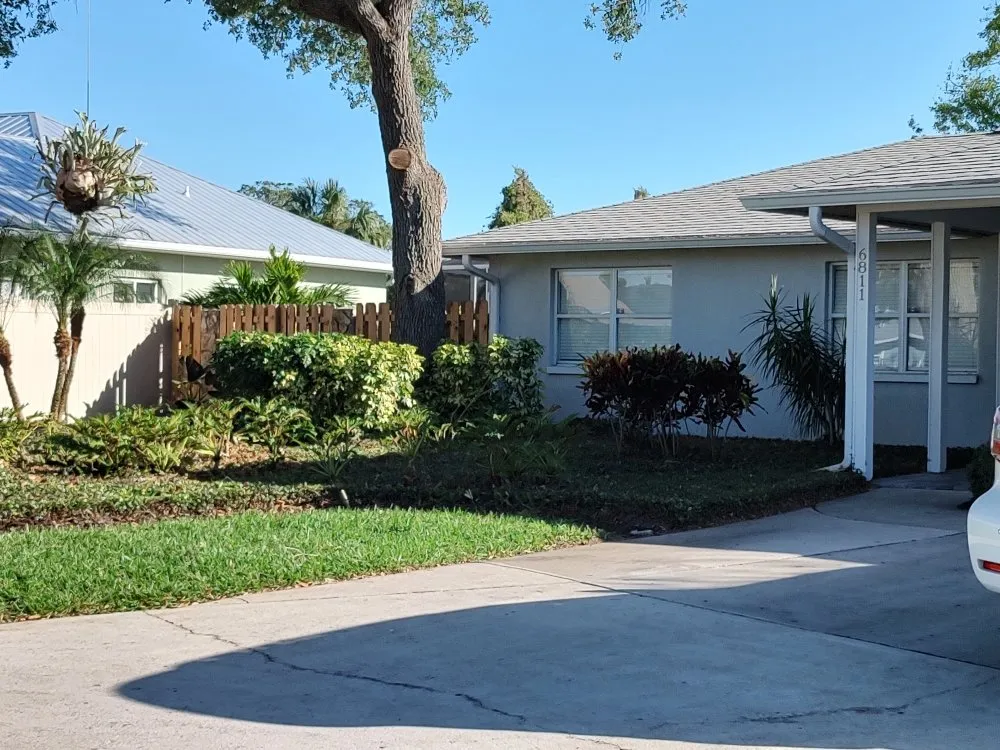 Affordable residential landscaping for year-round maintenance in Bradenton, FL by Hedgez Plus+