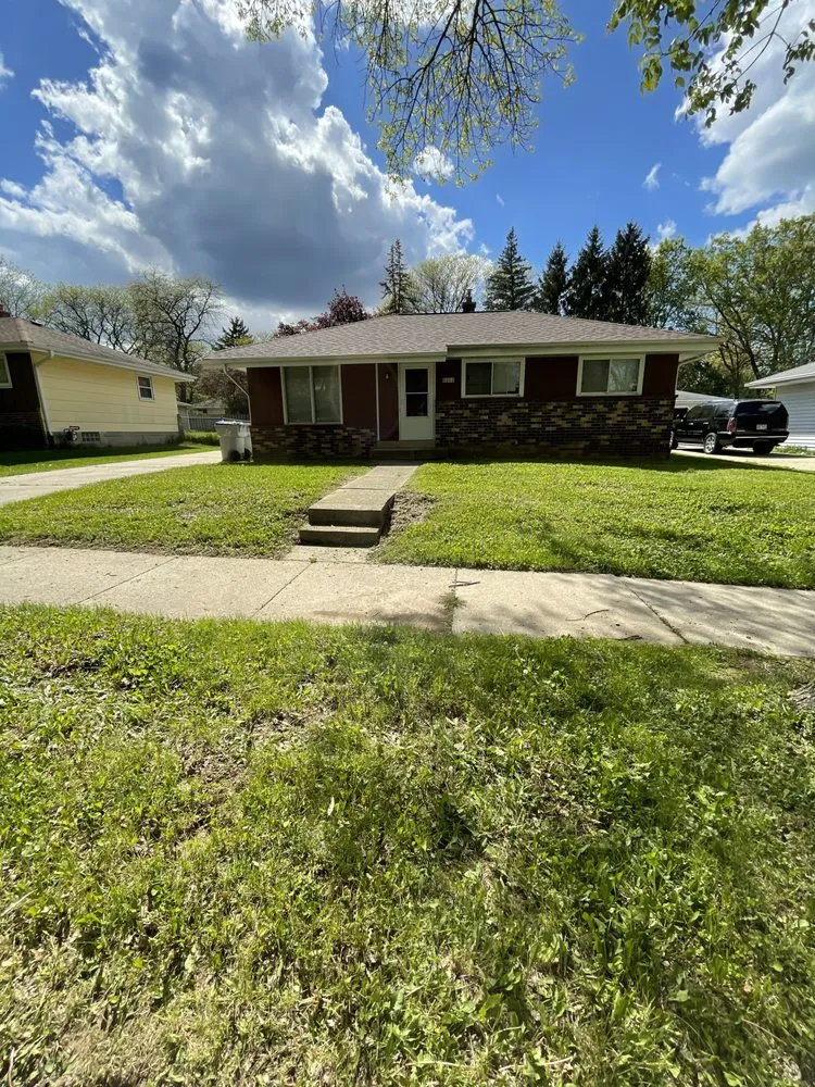 Top-rated outdoor landscaping in Milwaukee, WI by Hello who’s Hauling