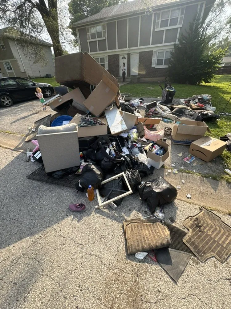 Local lawn care service for year-round maintenance in Kansas City, MO by Helping Hand