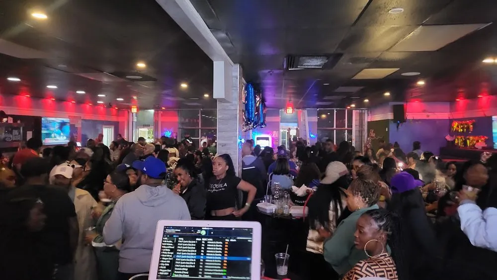 Local garden landscaping experts serving Philadelphia, PA - Helping Hands and more