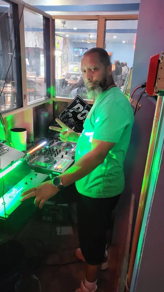 Professional garden landscaping in Philadelphia, PA by Helping Hands and more