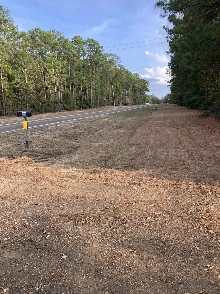 Custom yard maintenance in Diboll, TX by Helping Hands