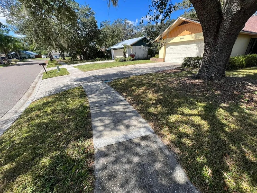 Top-rated residential landscaping in Auburndale, FL - Helping Hands Lawn Service