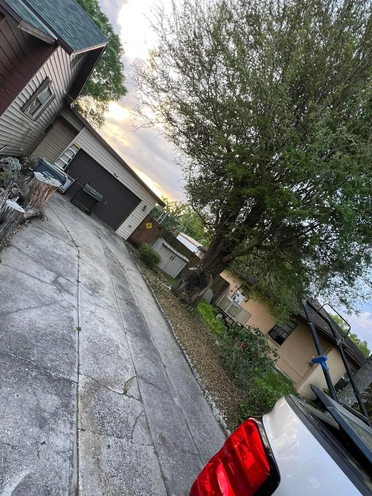 Expert garden landscaping in Auburndale, FL - Helping Hands Lawn Service