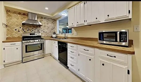 Henderson The Handyman Logo