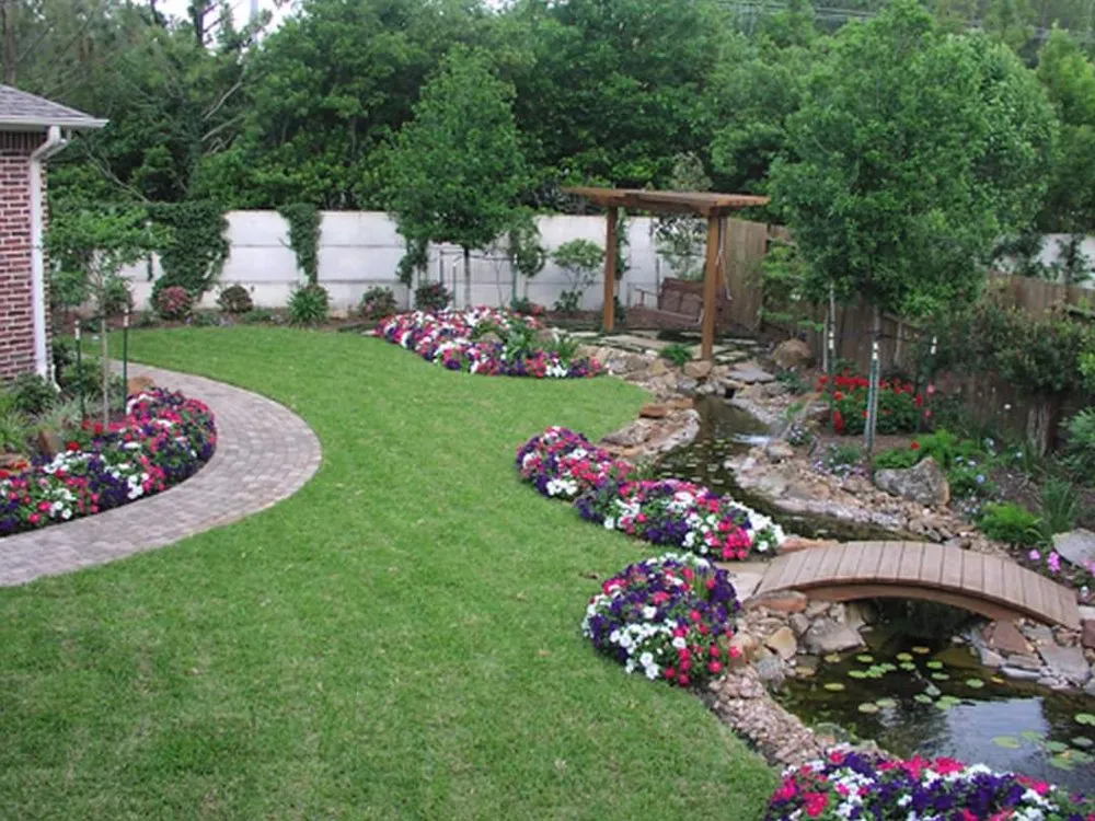 Professional garden landscaping experts serving Wekiva Springs, FL - Hendrix Lawn Service