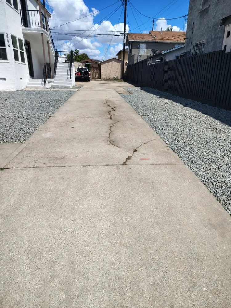 Professional landscaping services experts serving Los Angeles, CA - Henry Gardening