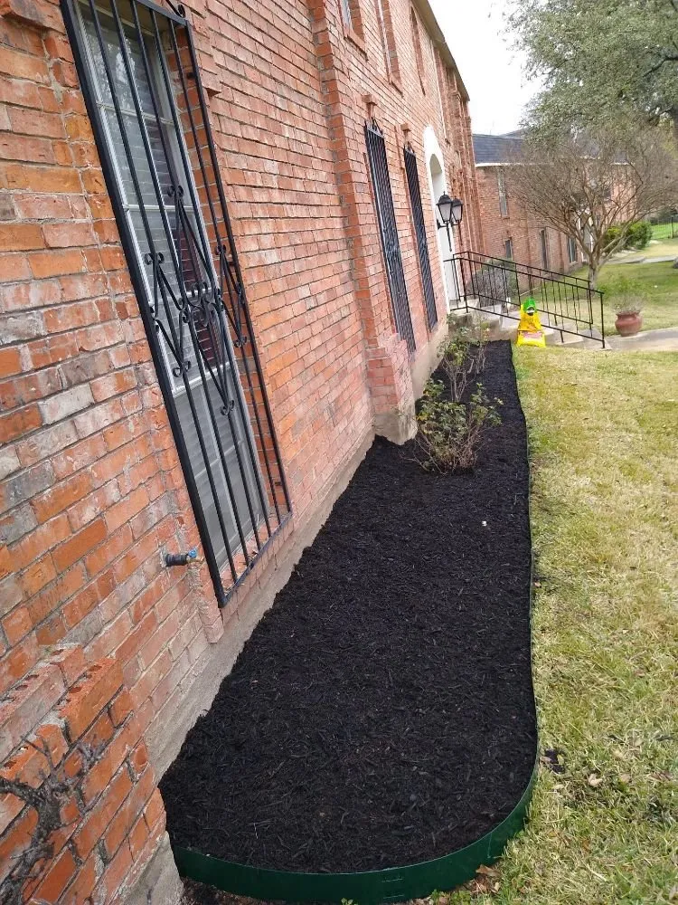 Professional lawn mowing service experts serving San Antonio, TX - Henry Giraldo Lawn Services