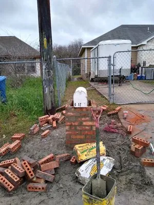 Henry Giraldo Lawn Services Logo