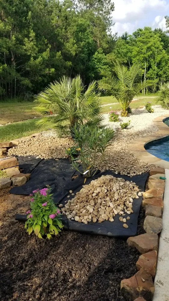 Reliable yard maintenance in Magnolia, TX by Hernandez Landscaping & Garden Design