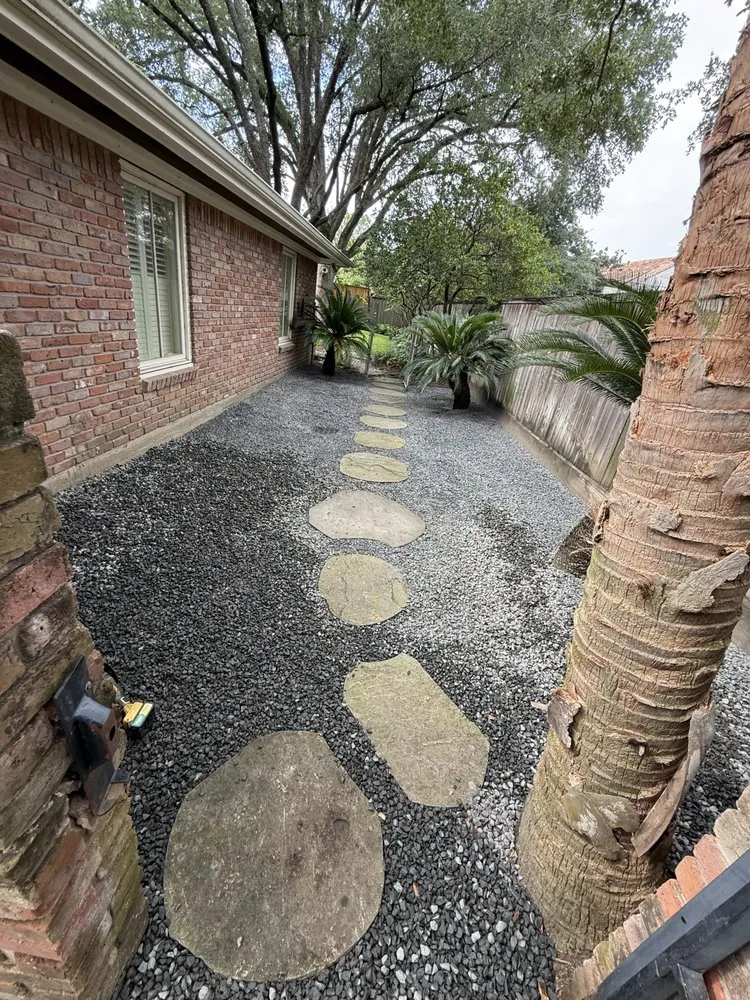 Top-rated yard cleanup service in Rosenberg, TX by Hernandez Landscaping