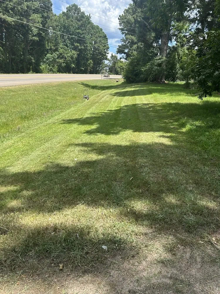 Expert garden landscaping in Texarkana, TX by Hernandez Lawn Mowing