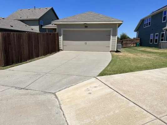 Hernandez Lawn Services Logo