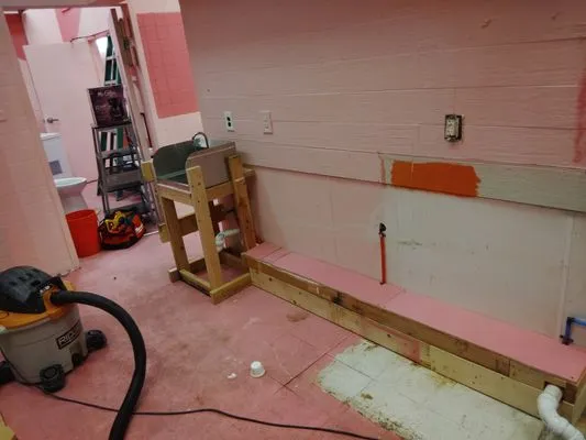 Hernandez The Handyman Logo