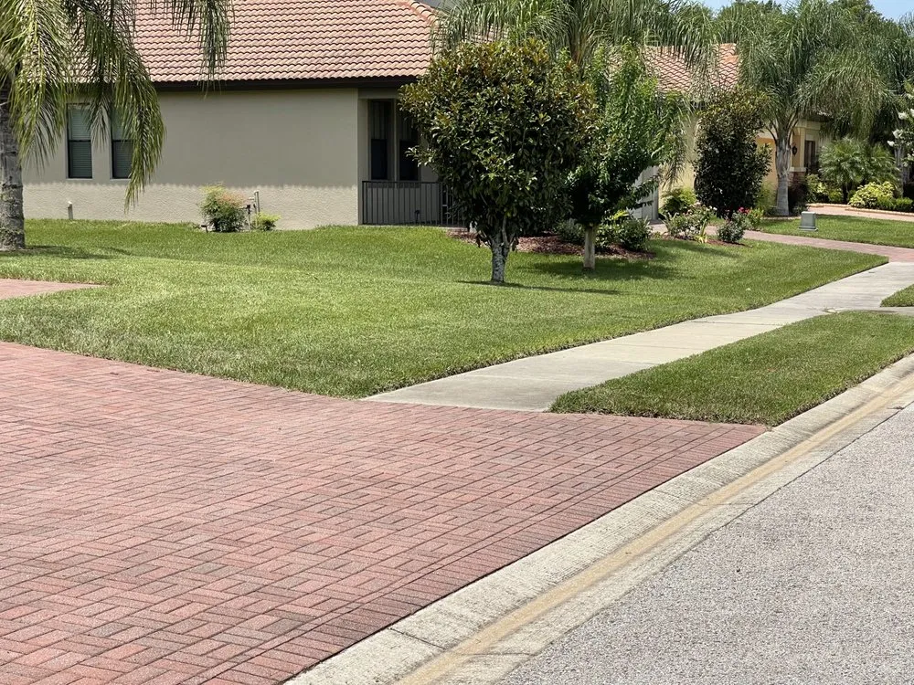 Affordable yard maintenance experts serving LAKELAND, FL - Hernandez Top Notch