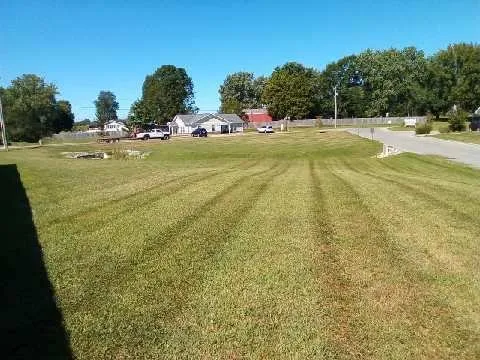 Custom lawn mowing service experts serving Franklin, KY - Hickory Lawncare & Landscaping