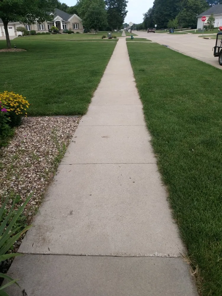 Local lawn care service experts serving Cedar Rapids, IA - High Definition Lawn Care