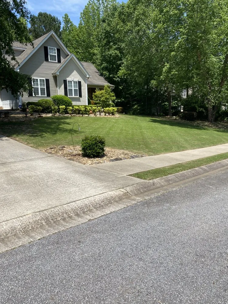 Top-rated yard cleanup service for homes in Fayetteville, GA by High Quality Lawn Maintenance