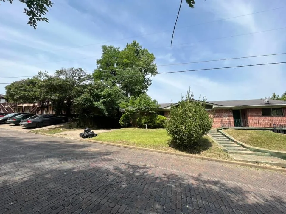 Custom outdoor landscaping in Vicksburg, MS by Hill’s Custom Services