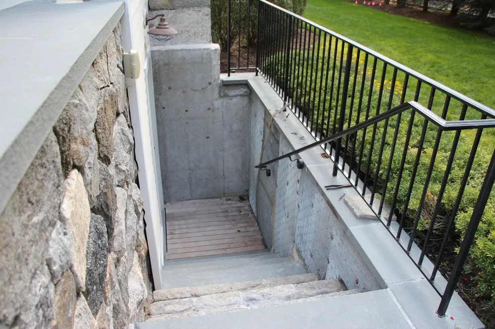 Top-rated yard cleanup service in Darien, CT - HJ Landscaping