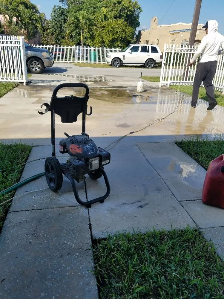 Top-rated lawn care service in Opa locka, FL by HL Williams Lawn & Maintenance
