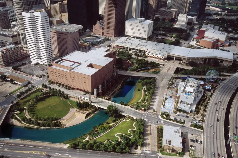 Custom yard maintenance in Stafford, TX by HLS Landscape