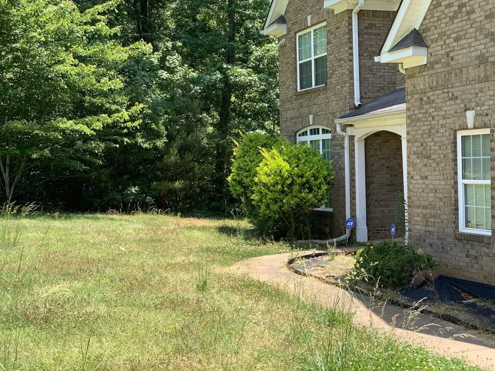 Local yard cleanup service near you in Jonesboro, GA by Hodo’s lawncare