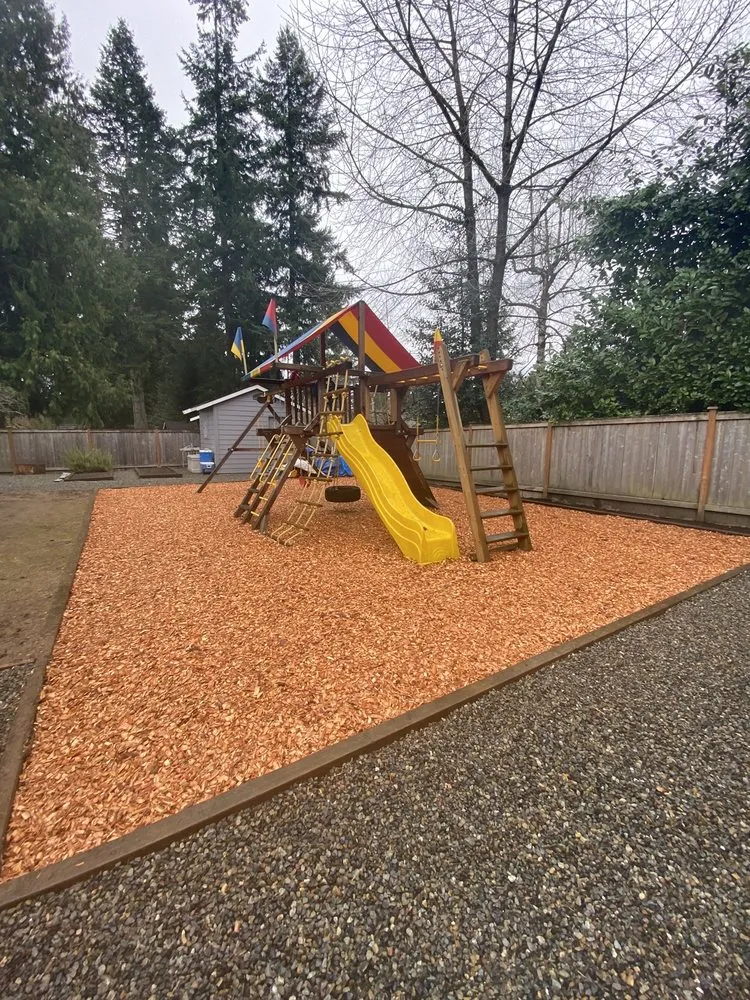 Local lawn care service with custom design in Kirkland, WA by Hogar Y Jardin